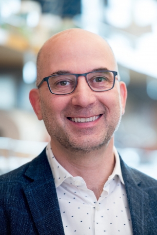 Jonathan Weissman stands smiling in the lab. 